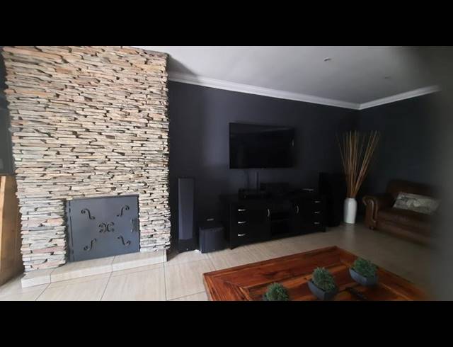 3 BEDROOM HOUSE FOR SALE IN CLUBVILLE